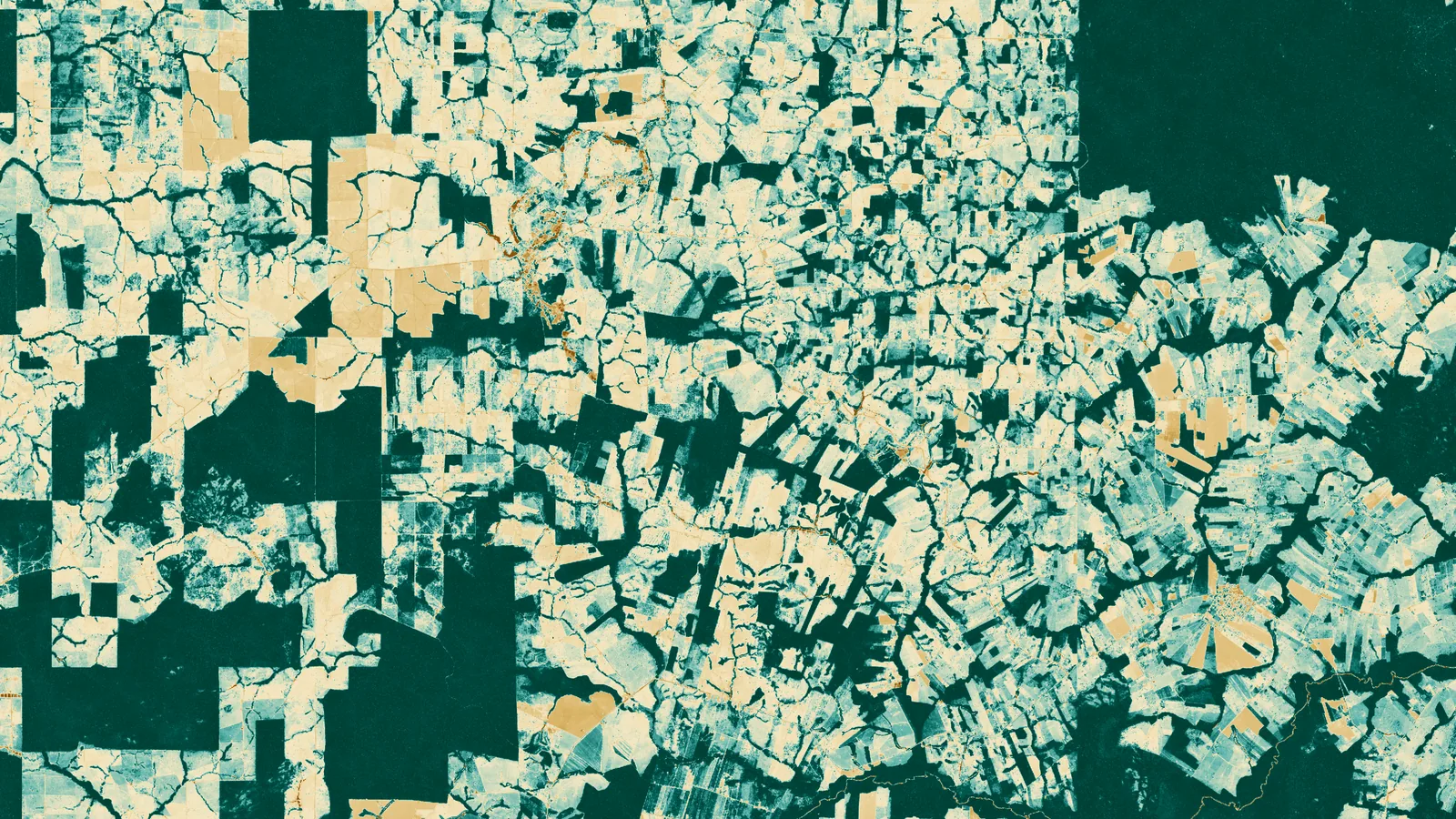 NDVI da mesma área: valores altos (floresta) em verde-azulado escuro e valores baixos (pasto e solo) em creme e marrom.
