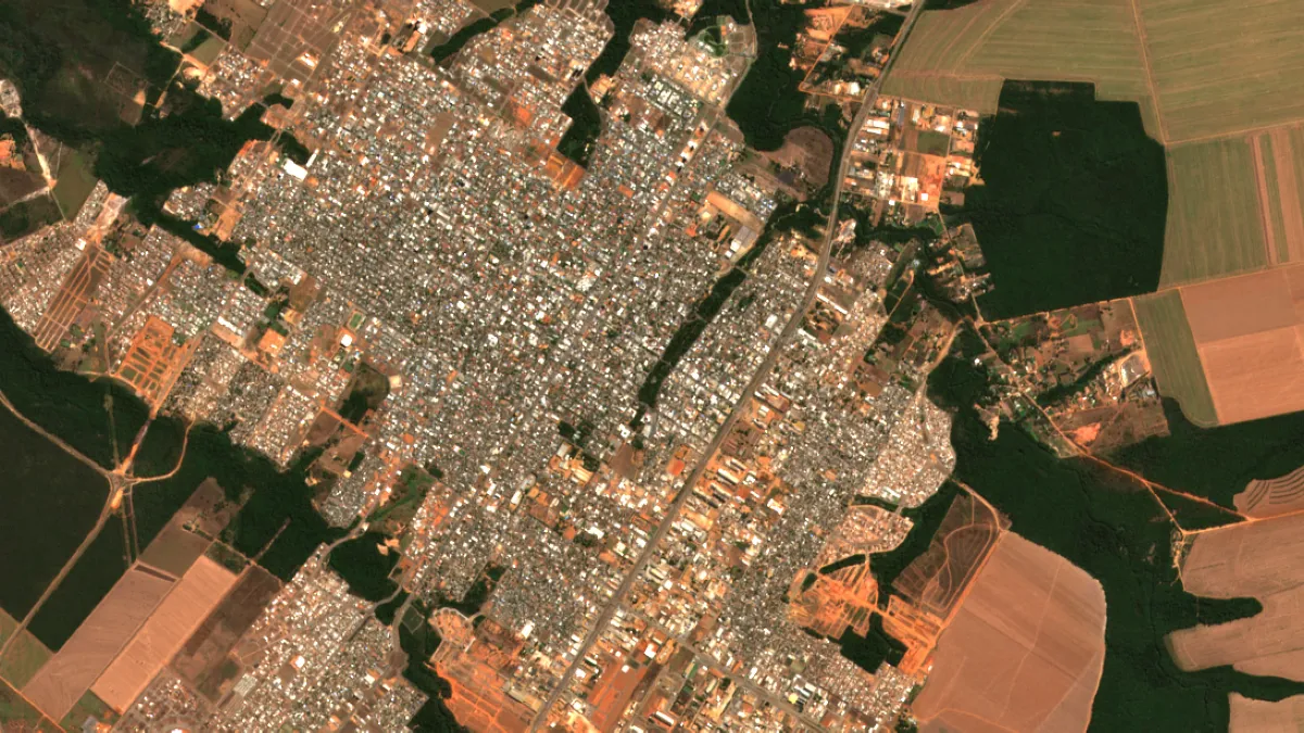Recorte em cor verdadeira do Sentinel-2 sobre lavouras de Sorriso, MT, com talhões retangulares em tons de verde e marrom.